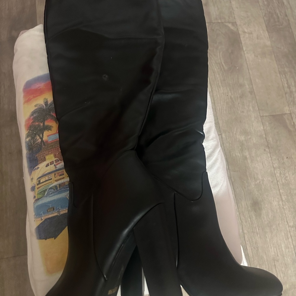 Chic Black Over the Knee Boots with Sleek Design